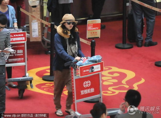 组图:刘诗诗戴黑超遮素颜 穿厚衣却配拖鞋