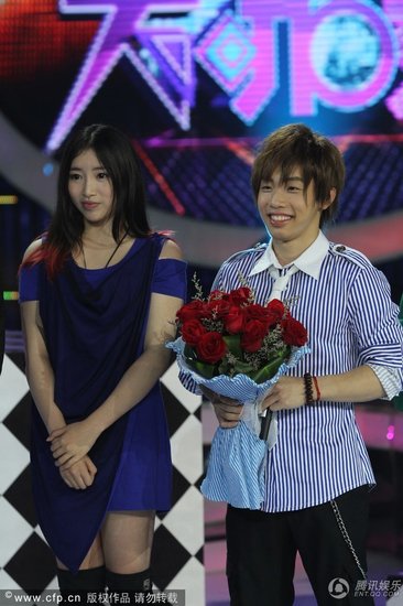 奥运会冠军邹凯上《大咖秀》 女友献花后蹿红