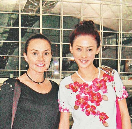 张柏芝妈谈女儿艳照门:她是无辜的 拍拖很平常