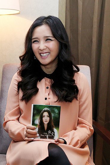 何洁上海宣传新碟 拒当“炒作女王”:气死我了