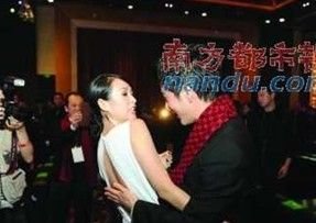 王力宏求熊抱章子怡遭闪躲拒绝 网友:躲得好
