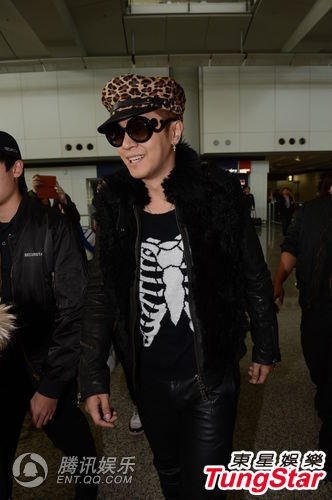 组图:罗志祥戴耳环潮爆抵港 关照奶奶级粉丝