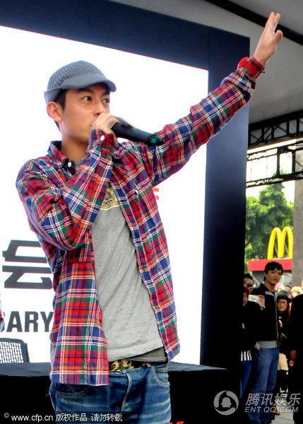 组图:陈冠希兰花指吐舌卖萌 见火爆场面忙拍照