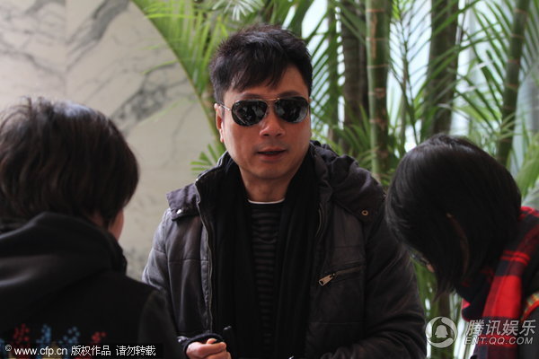 组图:黎耀祥捞金夫人同行监督 视帝成乖丈夫